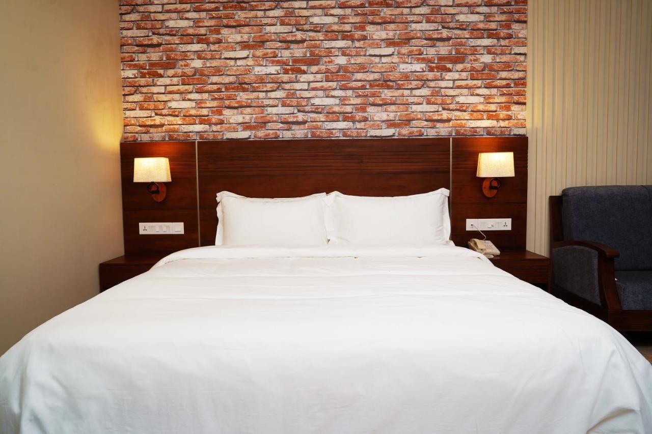 Elephant Passage Муннар Экстерьер фото A bed